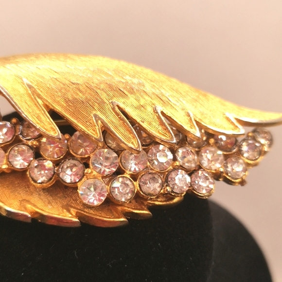 Vintage 1960's Corocraft leaf brooch with rhinestones - Picture 3 of 7